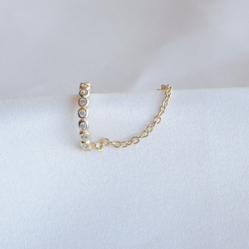 "Colleen" earcuff i 18 karat forgylt med kjede.