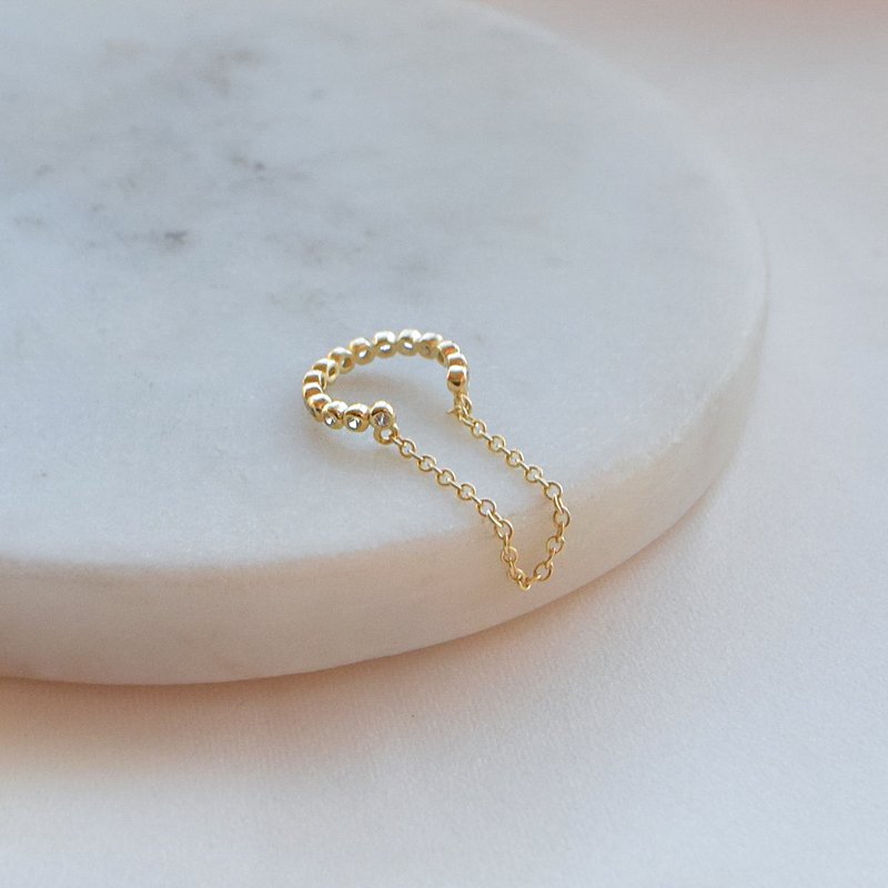 "Colleen" earcuff i 18 karat forgylt med kjede.