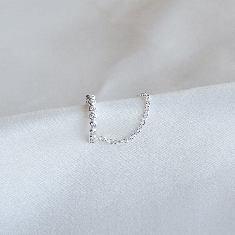 "Colleen" earcuff i sterlings�lv med kjede.