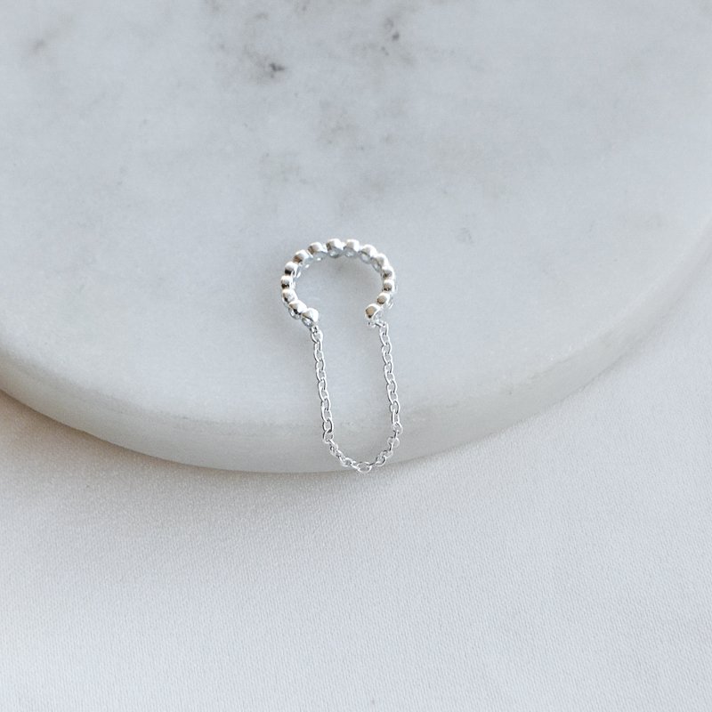 "Colleen" earcuff i sterlings�lv med kjede.