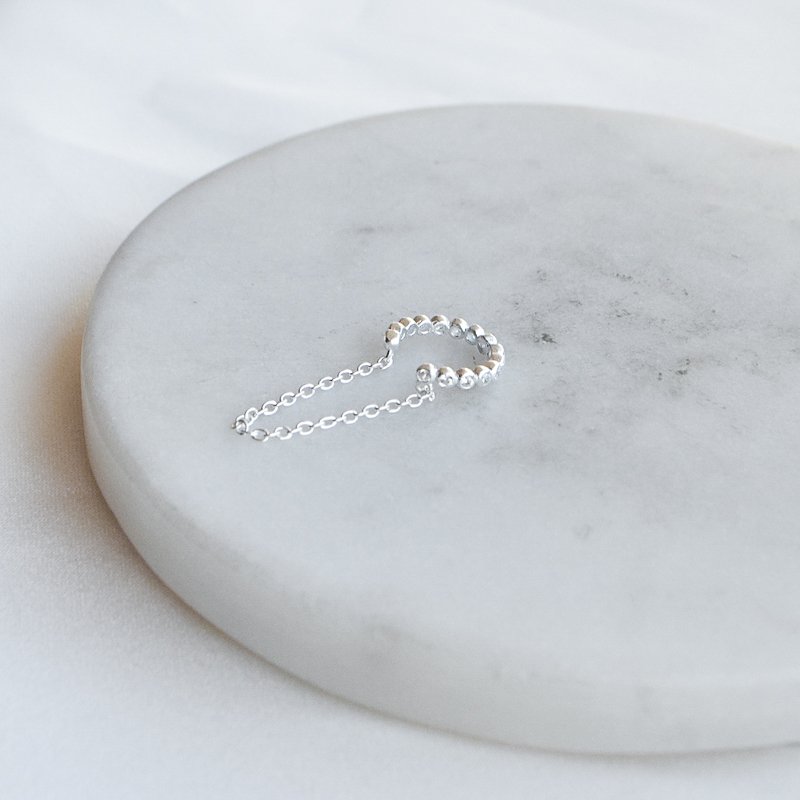 "Colleen" earcuff i sterlings�lv med kjede.