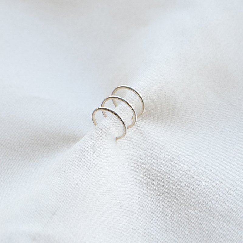 "Cora" earcuff med tre ringer i sterlings�lv.