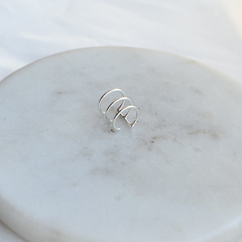 "Cora" earcuff med tre ringer i sterlings�lv.