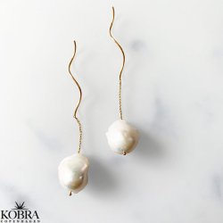 "Creek" store hvide ferskvandsperler med curvy reringe i guld