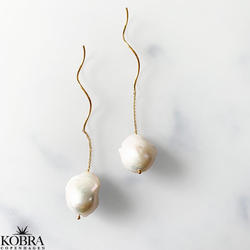 "Creek" store hvide ferskvandsperler med curvy reringe i guld