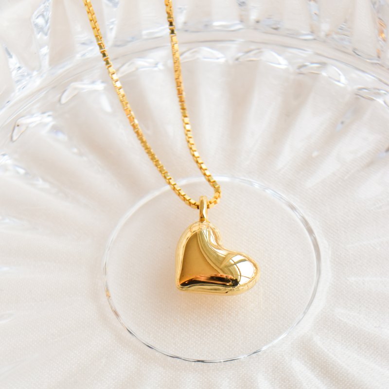 "Elske" heart-shaped locket necklace in gold
