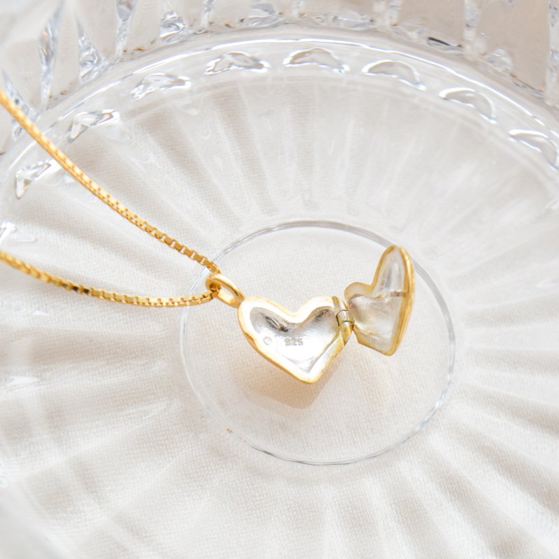 "Elske" heart-shaped locket necklace in gold