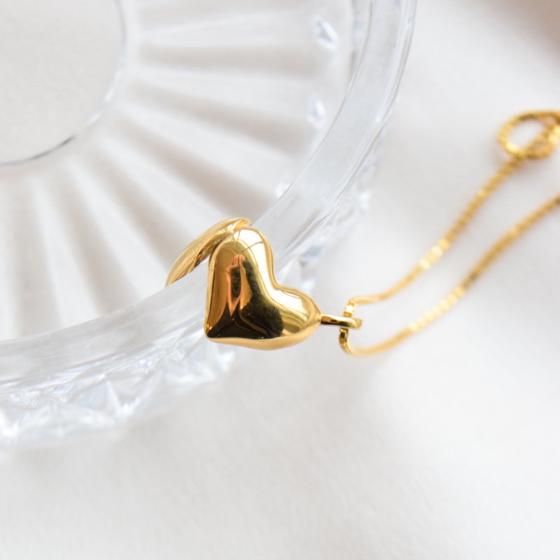 "Elske" heart-shaped locket necklace in gold