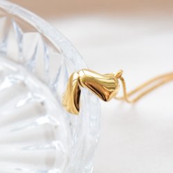 "Elske" heart-shaped locket necklace in gold