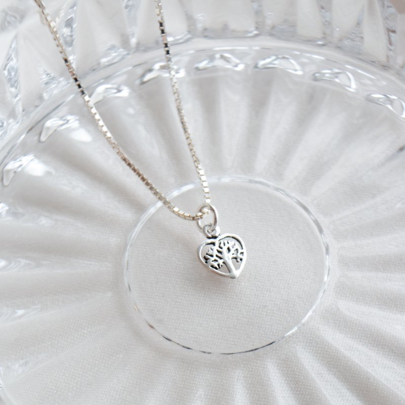 "Sigrid" hjerteformet livets tr� halsk�de i s�lv