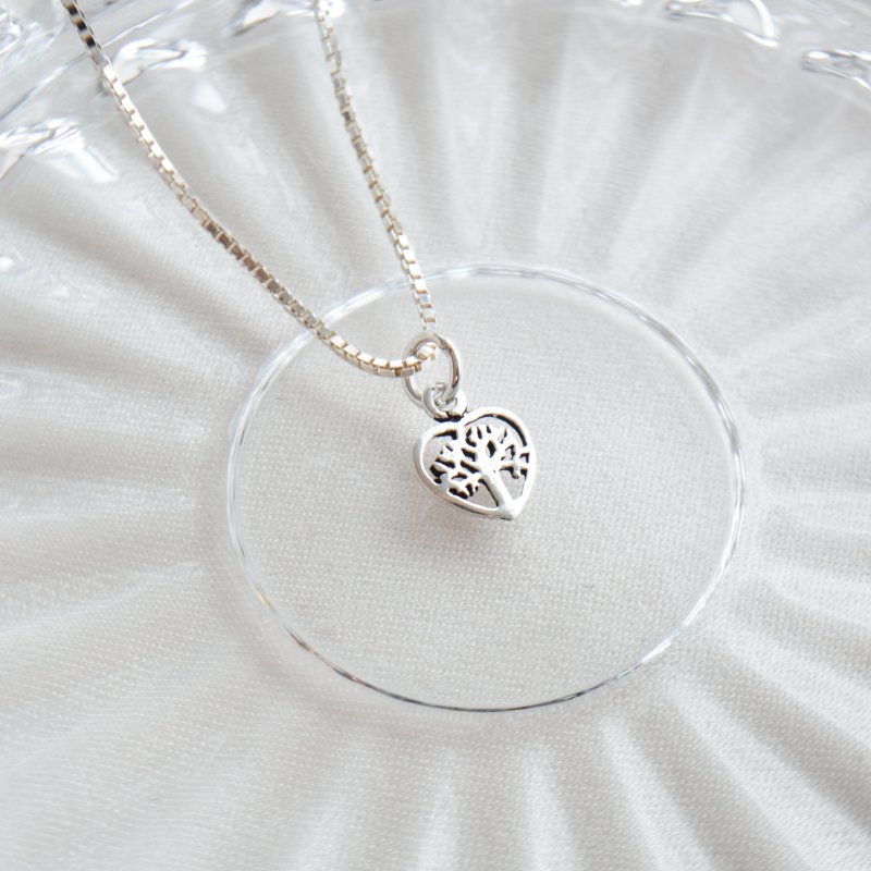 "Sigrid" hjerteformet livets tr� halsk�de i s�lv