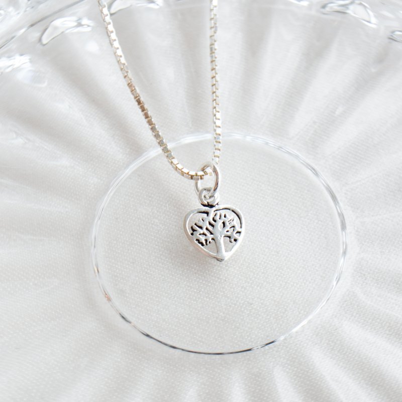"Sigrid" hjerteformet livets tr� halsk�de i s�lv