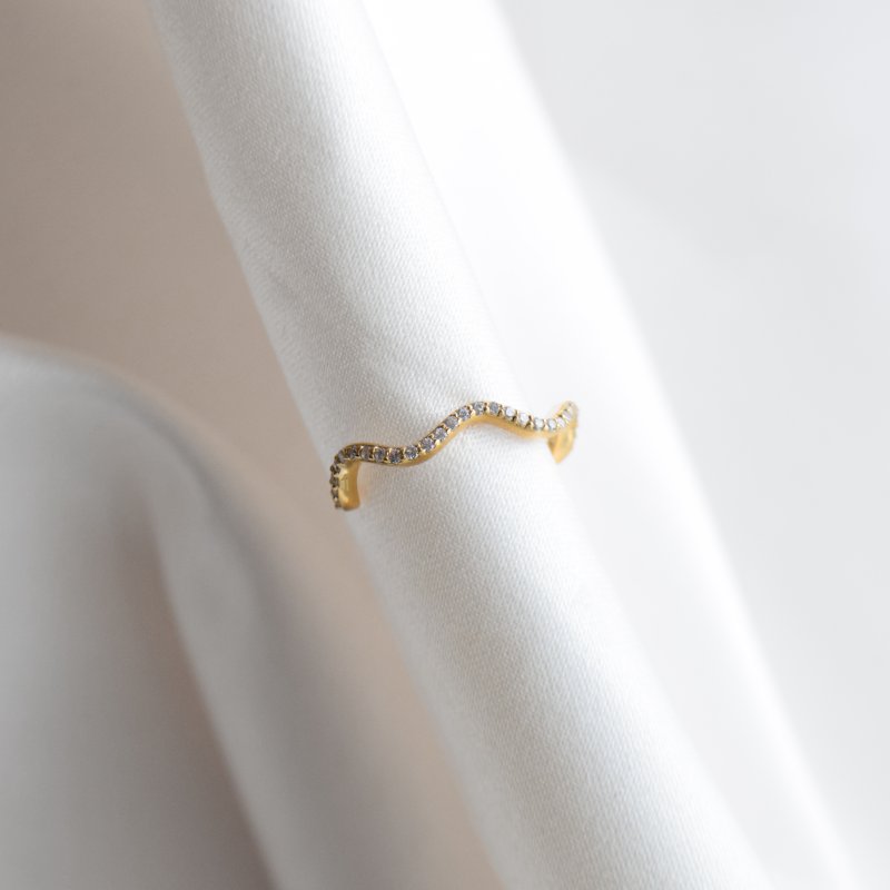 "Lake" guld ear climber med zirkonia sten