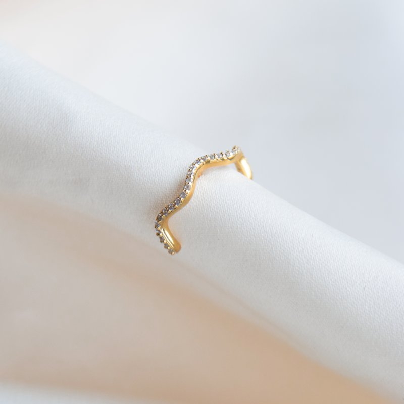 "Lake" guld ear climber med zirkonia sten