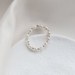 "Hali" ring med ferskvands perler og s�lvkugler