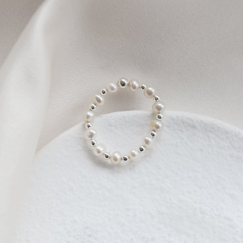 "Hali" ring med ferskvands perler og s�lvkugler