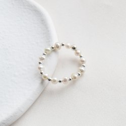 "Hali" ring med ferskvands perler og s�lvkugler