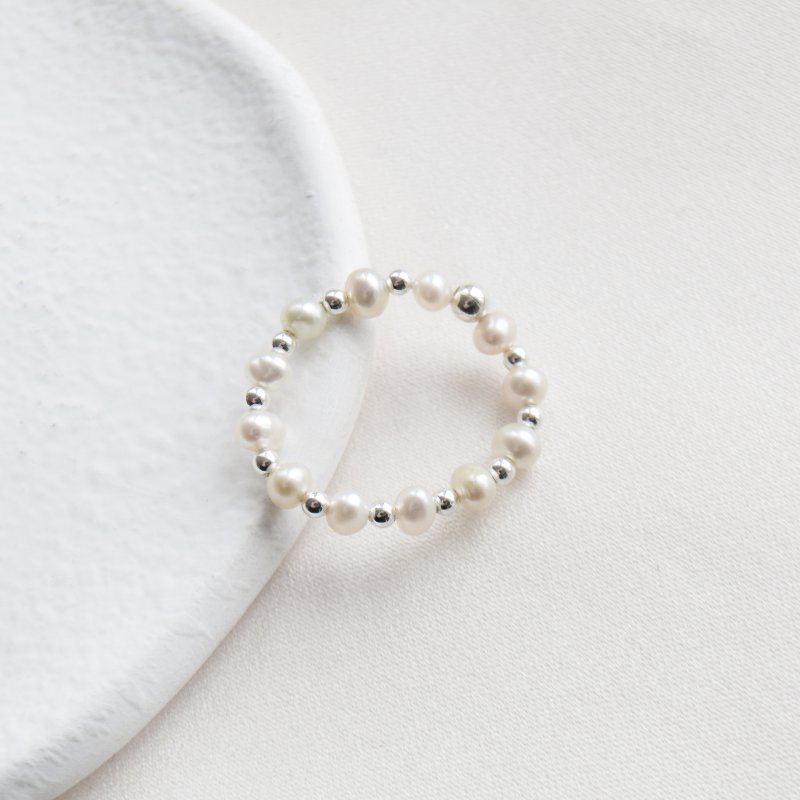 "Hali" ring med ferskvands perler og s�lvkugler