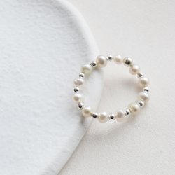 "Hali" ring med ferskvands perler og s�lvkugler