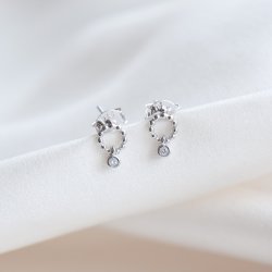 "Cordelia" sm� s�lv �reringe med vedh�ng