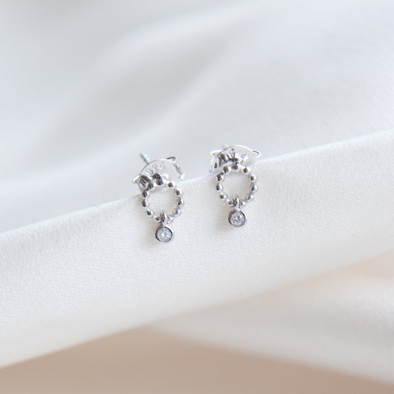 "Cordelia" sm� s�lv �reringe med vedh�ng