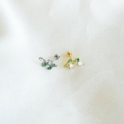 "Hazel" piercing med gr�nne sten(1 stk.)