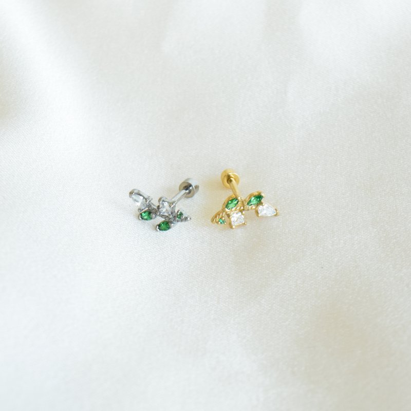 "Hazel" piercing med gr�nne sten(1 stk.)