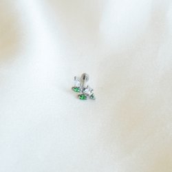 "Hazel" piercing med gr�nne sten(1 stk.)