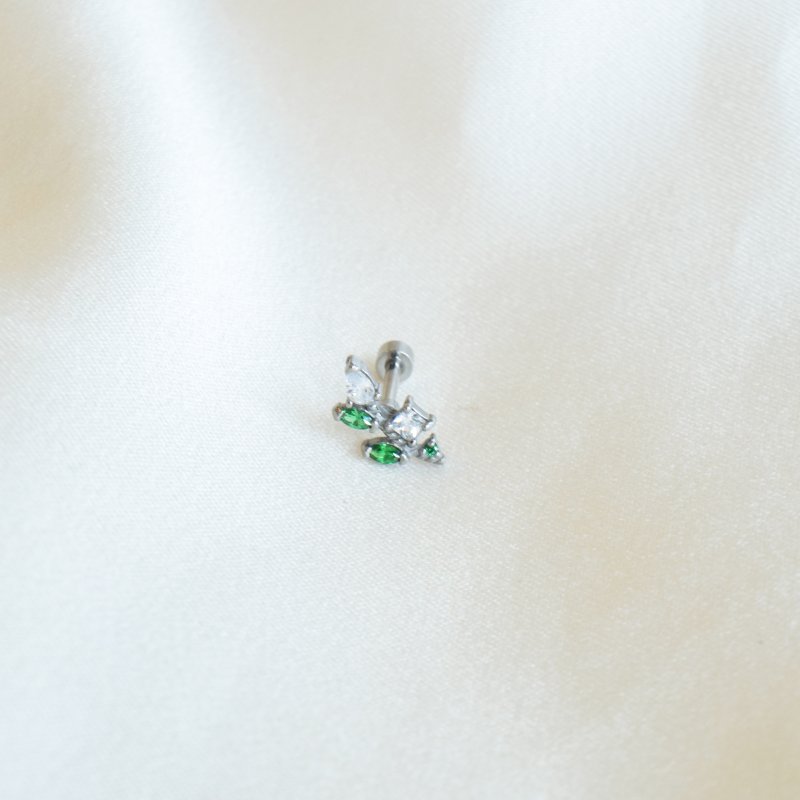 "Hazel" piercing med gr�nne sten(1 stk.)