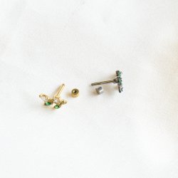 "Hazel" piercing med gr�nne sten(1 stk.)