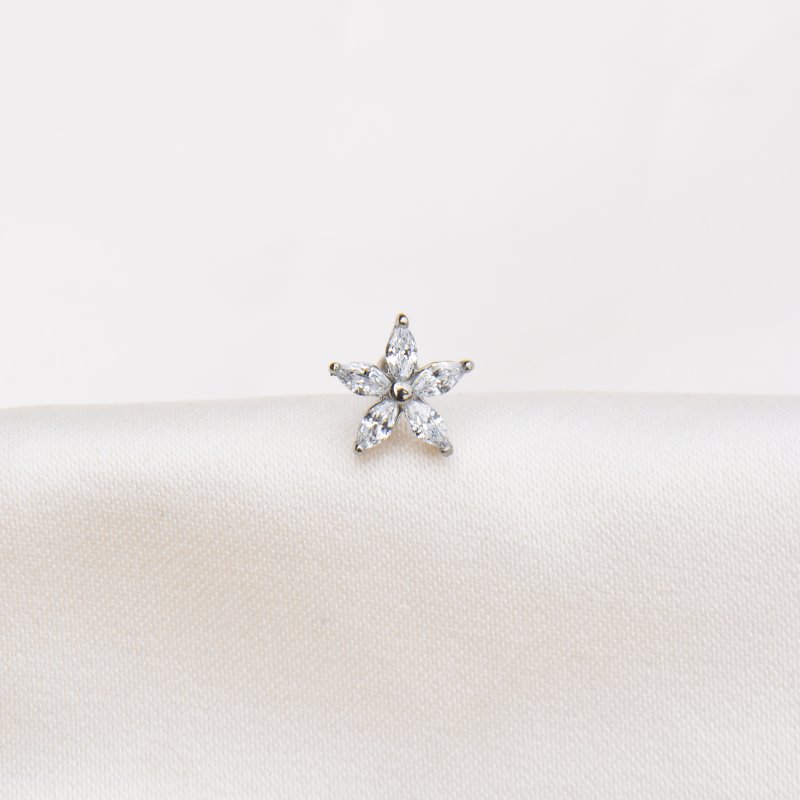 "Zara" piercing med blomst (1 stk.)
