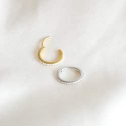 "Adia" piercing hop med hvide sten (1 stk.)