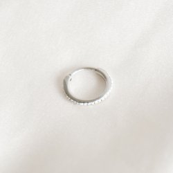 "Adia" piercing hop med hvide sten (1 stk.)