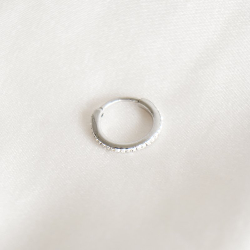 "Adia" piercing hop med hvide sten (1 stk.)