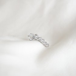 "Harlow" piercing med zirkonia bue