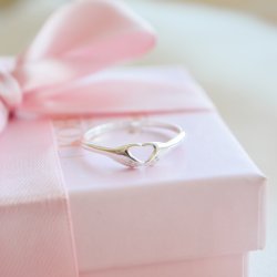 "With Love" s�lv hjertering med h�nder