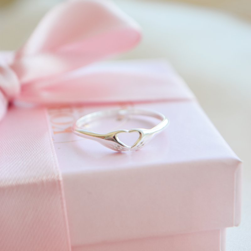"With Love" s�lv hjertering med h�nder