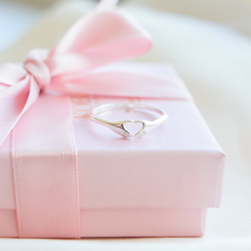 "With Love" s�lv hjertering med h�nder