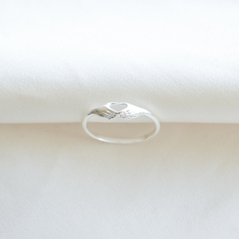 "With Love" s�lv hjertering med h�nder