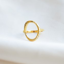 "Halo" gullring i organisk sirkel med stein