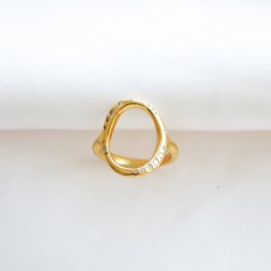"Halo" gullring i organisk sirkel med stein
