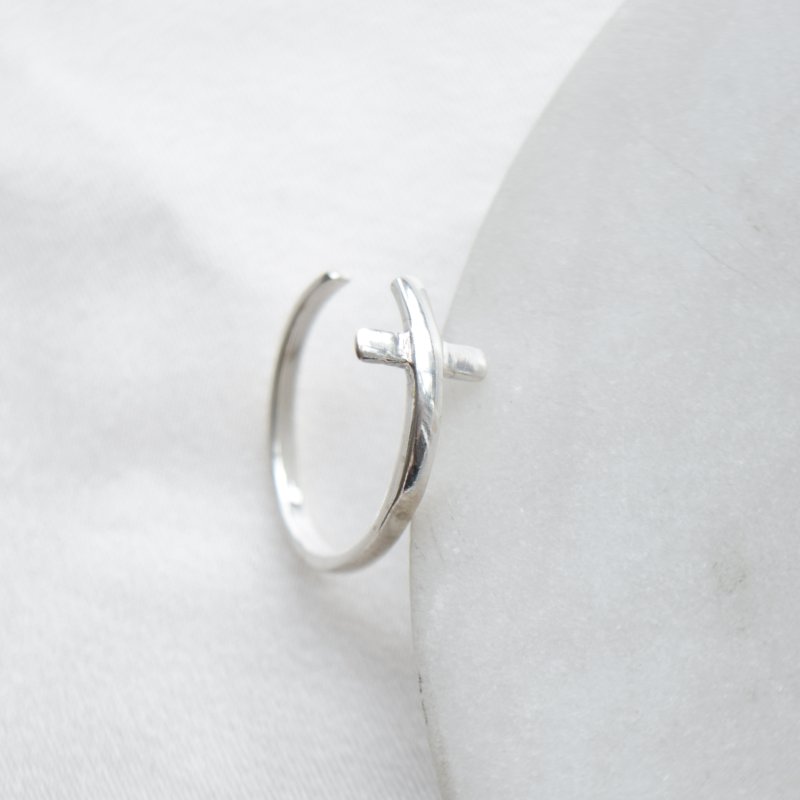 "Cleo" silver toe ring with a minimalist cross design