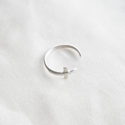 "Cleo" silver toe ring with a minimalist cross design