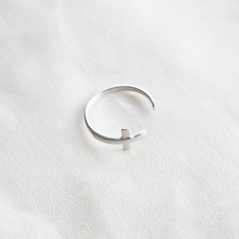 "Cleo" silver toe ring with a minimalist cross design