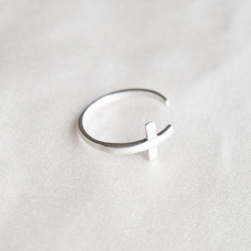 "Cleo" silver toe ring with a minimalist cross design