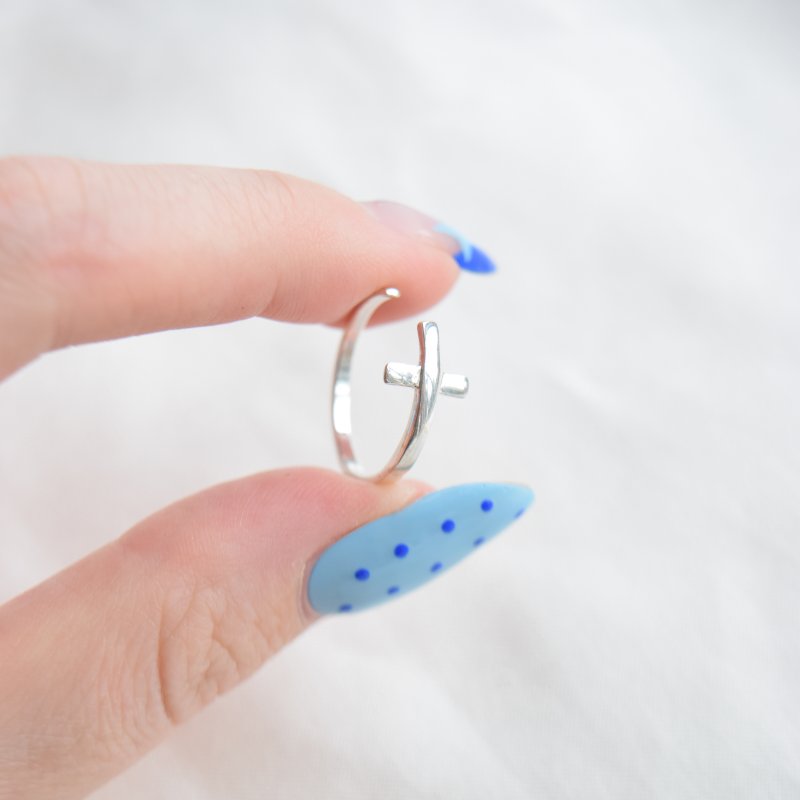 "Cleo" silver toe ring with a minimalist cross design