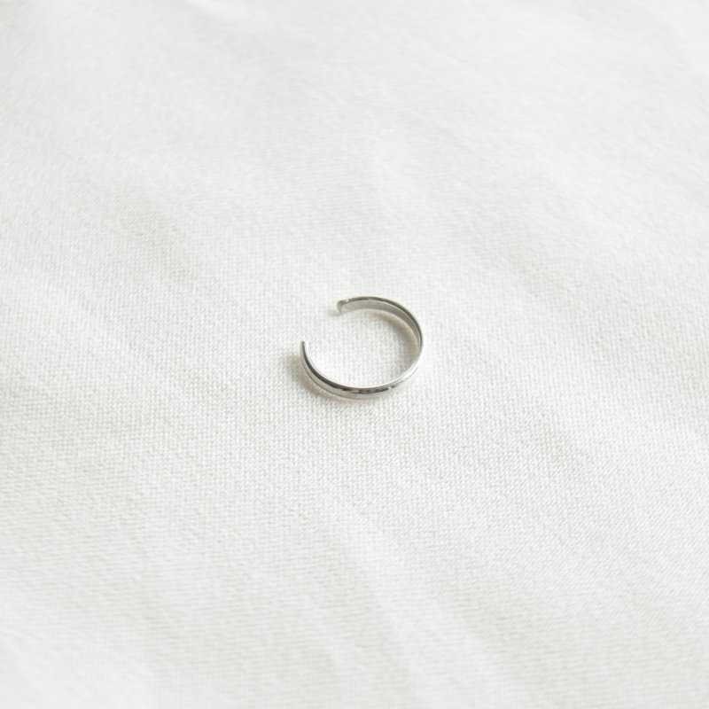 "Simple" silver ear cuff with a minimalist design