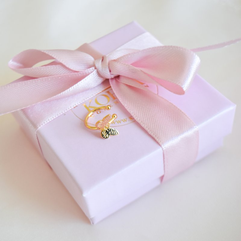 "Fia" gold-plated ear cuff with a delicate butterfly design