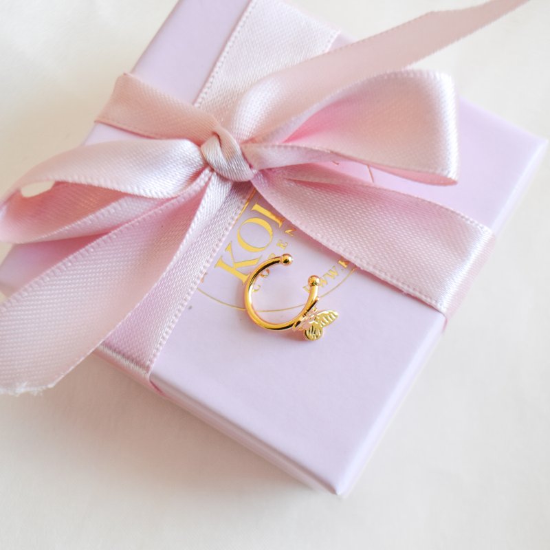 "Fia" gold-plated ear cuff with a delicate butterfly design