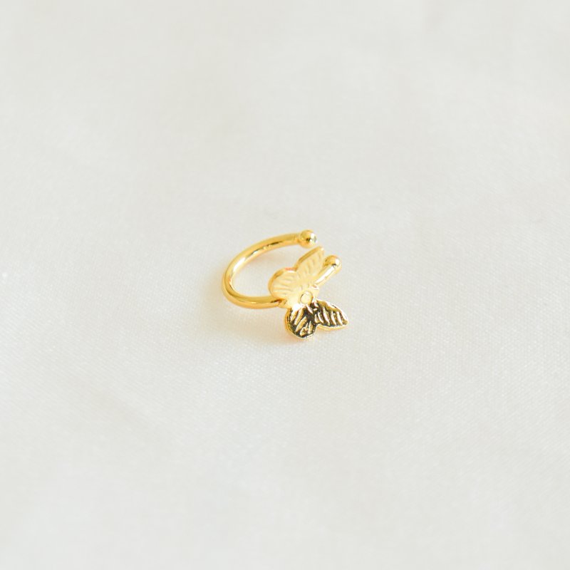 "Fia" gold-plated ear cuff with a delicate butterfly design